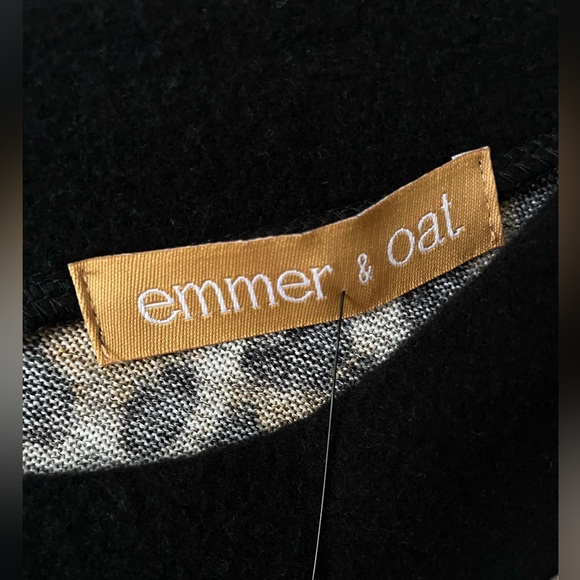 Emmer & Oat Women’s Medium Leopard Print Cropped Top V-Neck - Picture 3 of 6